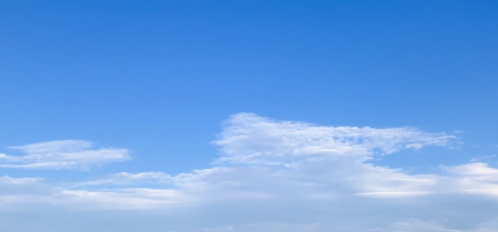 少しずつ気持ちが軽くなっていくような、晴れた青空