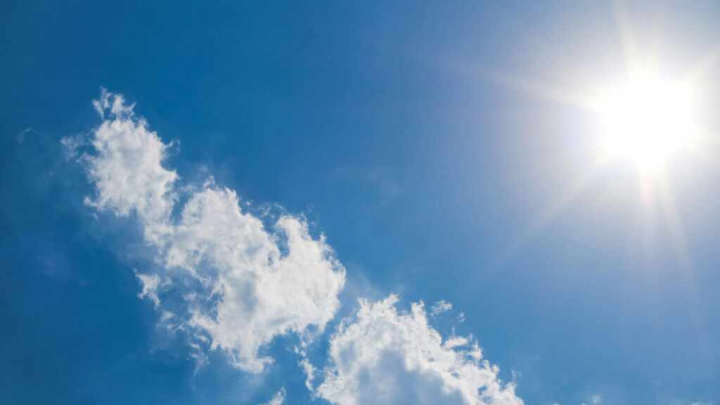 自分の声が聞こえるようになった今を思わせる、光の差す青空